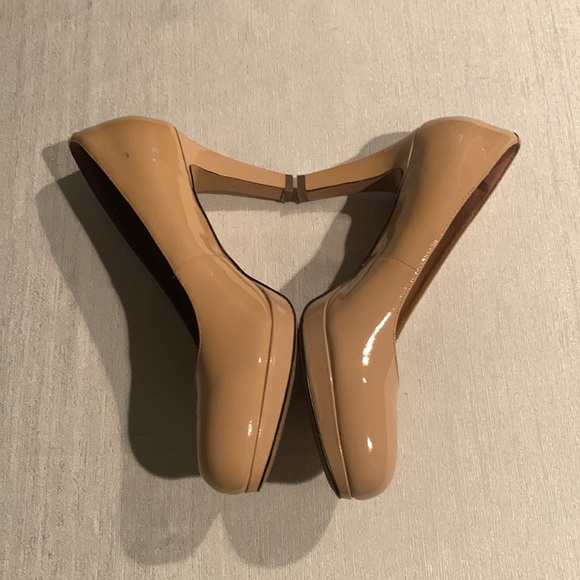 Clarks Nude Tan Color Pumps Gorgeous Slip On Style Size 11 Gently Used - Picture 10 of 15
